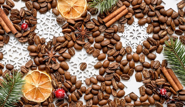 Grãos de café com especiarias aromáticas e fundo de decorações de natal