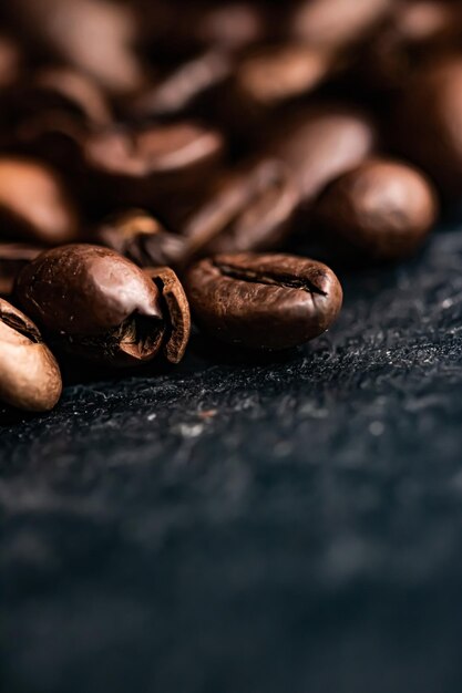 Grãos de café com fundo de grãos torrados com sabor rico, melhor bebida matinal e mistura luxuosa