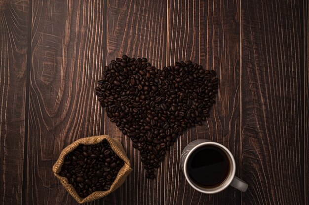 Grãos de café dispostos em forma de coração. Amo beber café