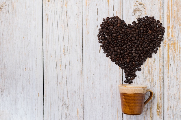 Grãos de café dispostos em forma de coração. Amo beber café