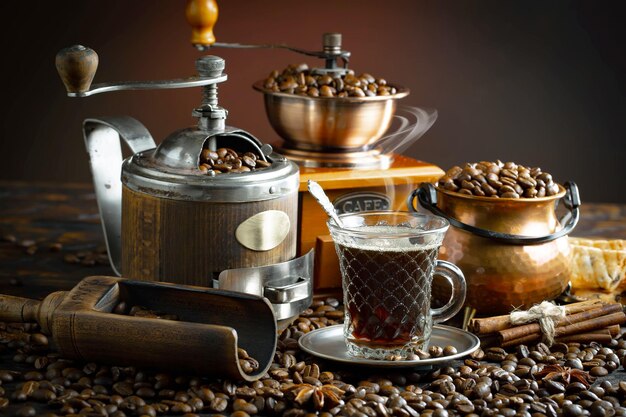 Grãos de café e grãos de café sobre uma mesa