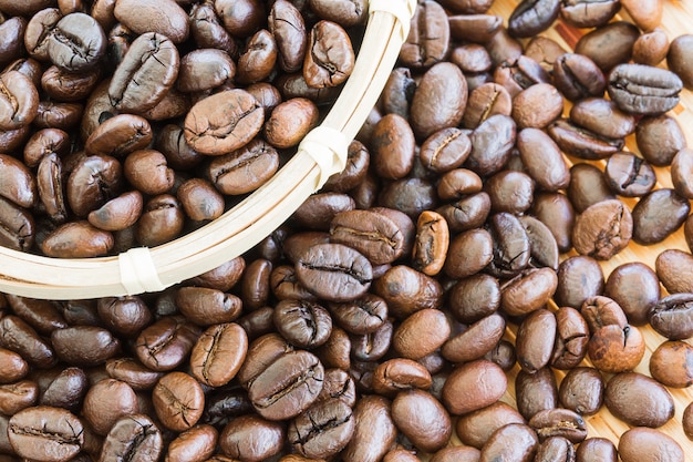 Grãos de café em cesta de bambu