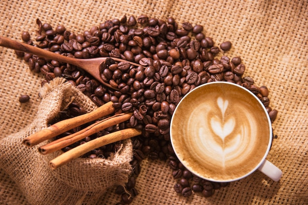 Grãos de café em copo