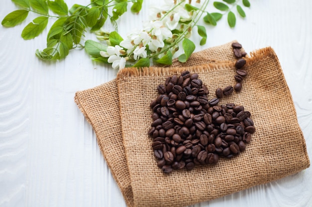 Grãos de café em forma de coração com fundo branco isolado