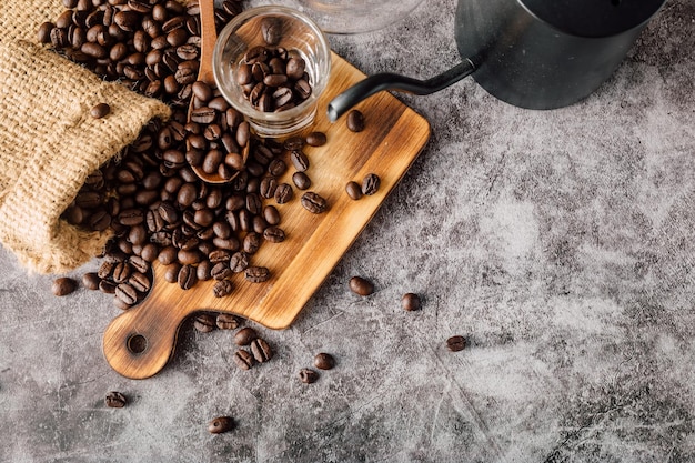 grãos de café em fundo de madeira