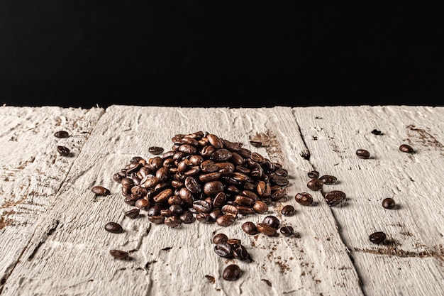 Grãos de café em fundo de madeira