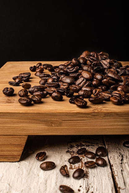 Grãos de café em fundo de madeira