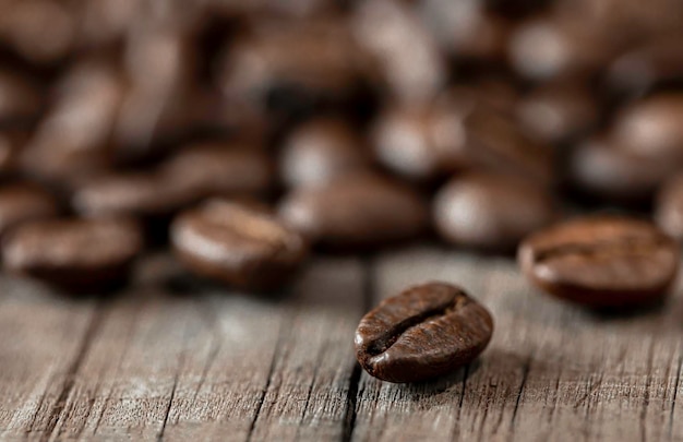 Grãos de café em madeira velha para fundo de textura