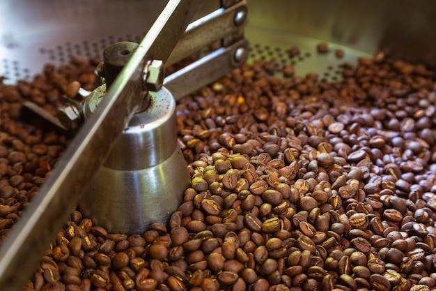 Grãos de café em máquinas de torrefação