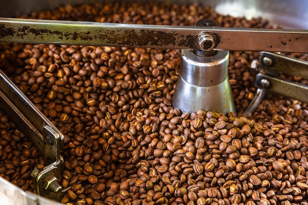 Grãos de café em máquinas de torrefação