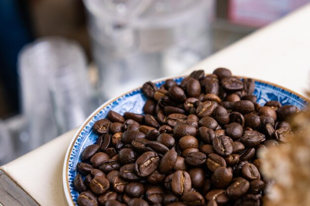 Foto grãos de café em prato