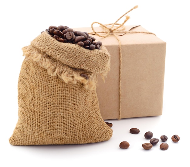 Grãos de café em saco e caixa isolados em branco