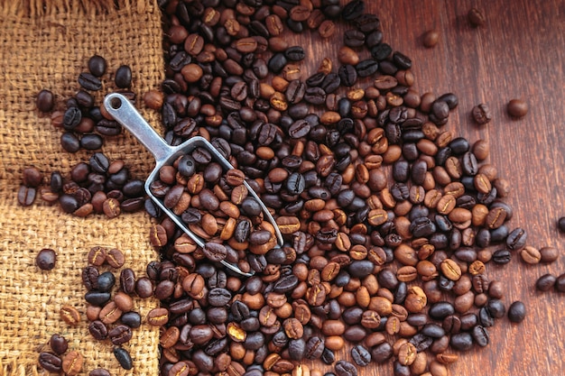 Grãos de café em sacos em um fundo marrom