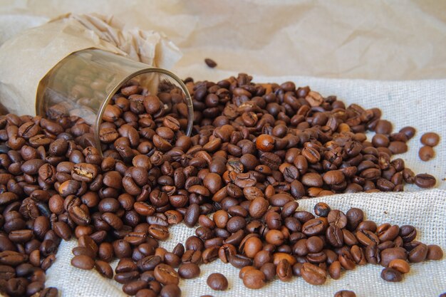 Grãos de café em um copo de cabeça para baixo