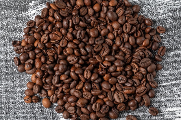 Grãos de café em um fundo cinza feito de tecido