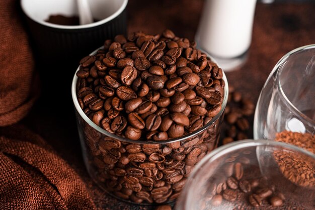 Grãos de café em um fundo escuro. Grãos de café meio-raros. Foto de alta qualidade