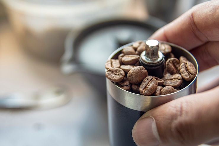 Foto grãos de café em um moedor de mão