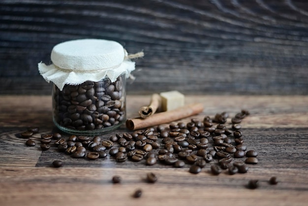 Grãos de café em uma mesa de madeira