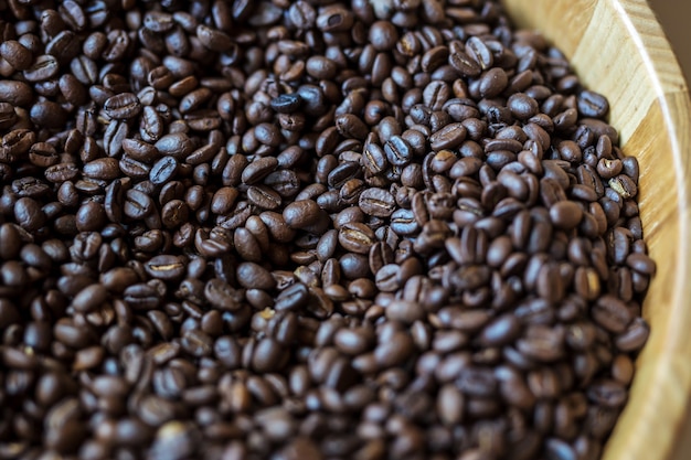 Grãos de café em uma tigela de madeira