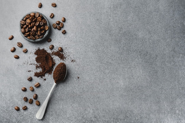 Foto grãos de café em uma tigela pequena com café na colher. vista de cima. conceito de café.