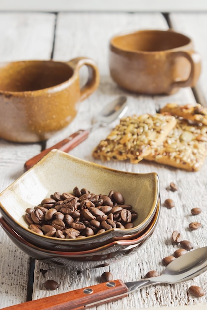 Grãos de café em uma tigela