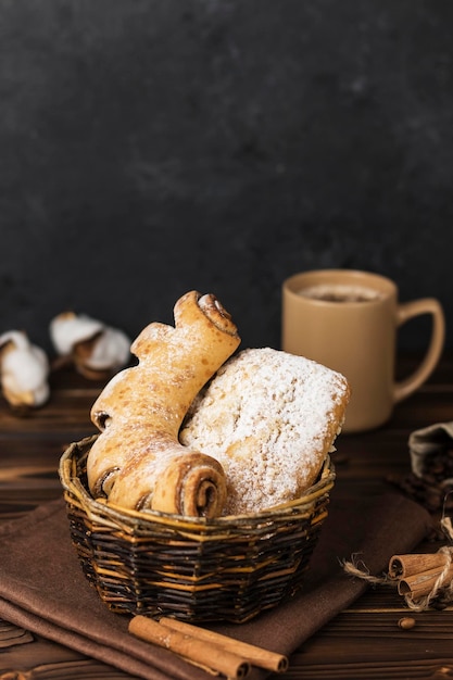 Foto grãos de café em uma xícara na mesa de madeira