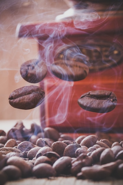 Foto grãos de café enquanto torrando salpicos quentes