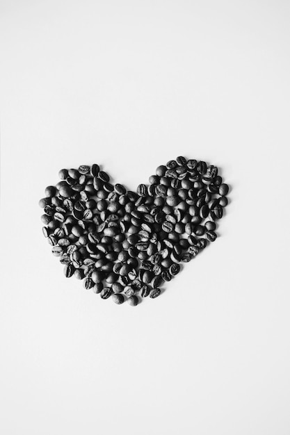 Grãos de café espalhados em forma de coração dia dos namorados