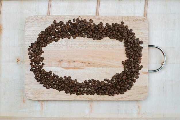 Grãos de café fechados em torno de uma prancha de madeira