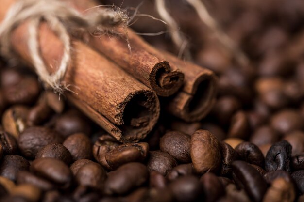 Grãos de café fritos em um fundo de madeira