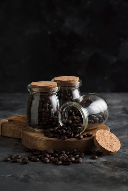 Grãos de café fundo escuro na madeira