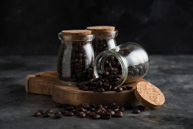 Grãos de café fundo escuro na madeira
