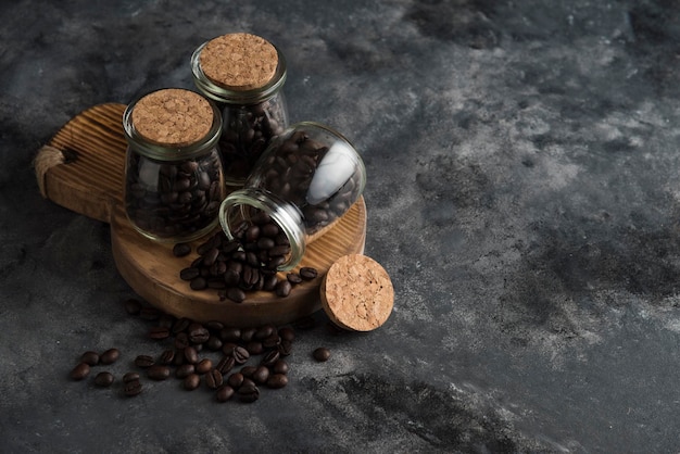 Grãos de café fundo escuro na madeira