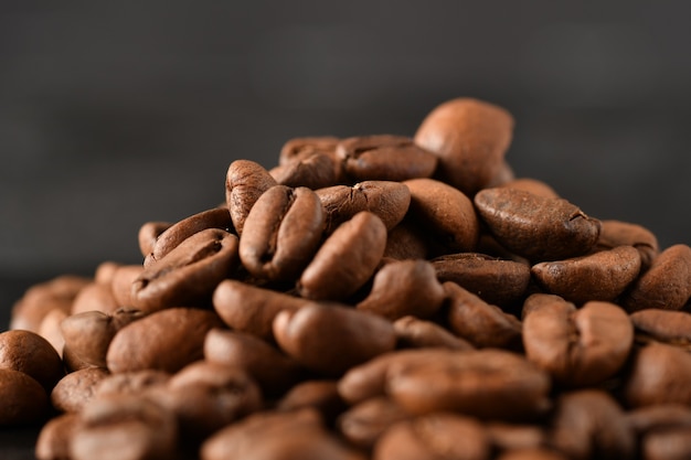 Grãos de café isolados em um fundo preto