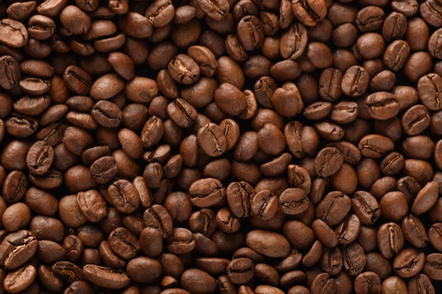 Grãos de café isolados em um fundo preto