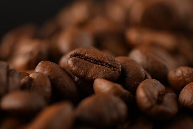 Grãos de café isolados em um fundo preto