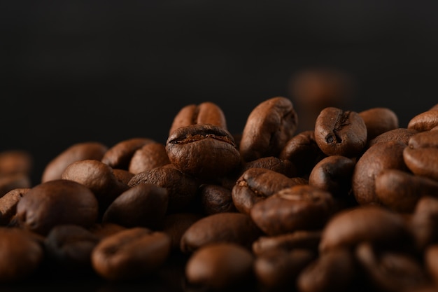 Grãos de café isolados em um fundo preto