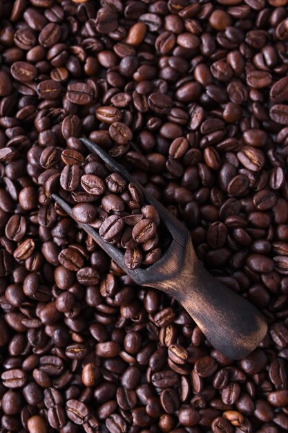 Grãos de café isolados em uma mesa branca