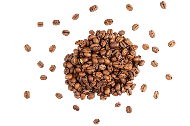 Foto grãos de café isolados no fundo branco. feche os grãos de café isolados sobre o branco com traçado de recorte. grãos de café arábica marrom escuro recém torrados isolados.