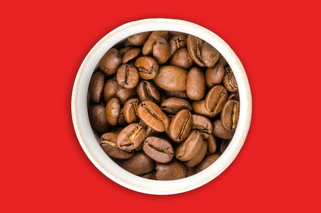 Grãos de café isolados no fundo vermelho