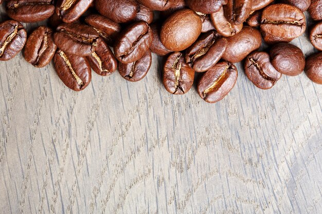 Grãos de café na madeira Foto de alta resolução