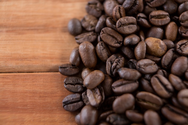 Grãos de café na mesa de madeira