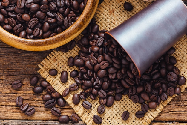 Grãos de café na mesa de madeira