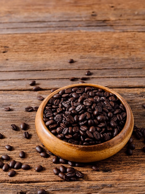 Grãos de café na mesa de madeira