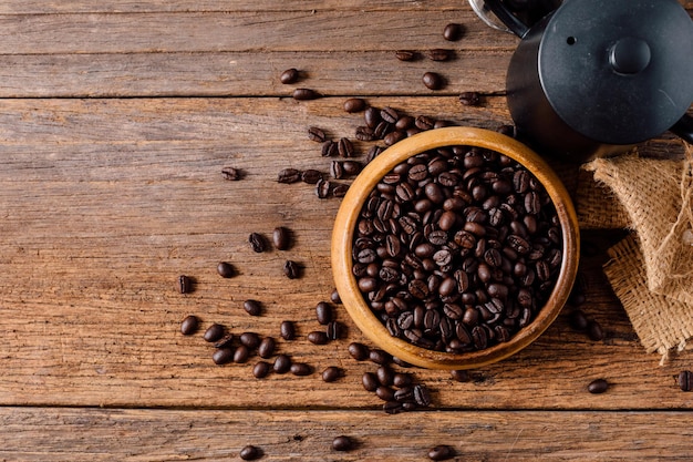 grãos de café na mesa de madeira