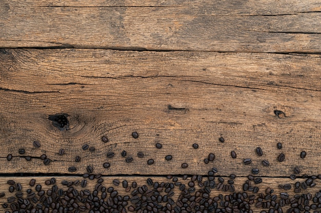 Grãos de café na mesa