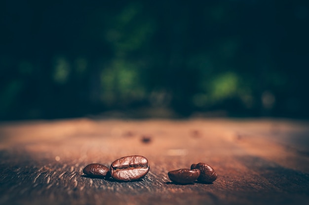 Grãos de café na textura de madeira. fechar-se