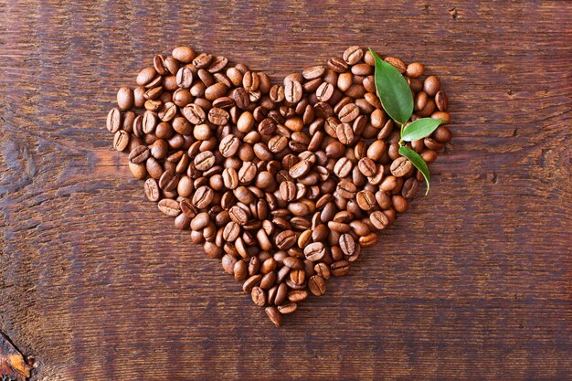 Grãos de café na textura de madeira