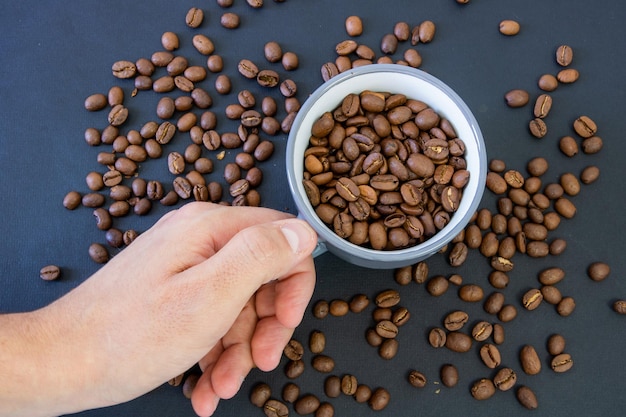 Grãos de café na xícara Despeje os grãos de café da xícara