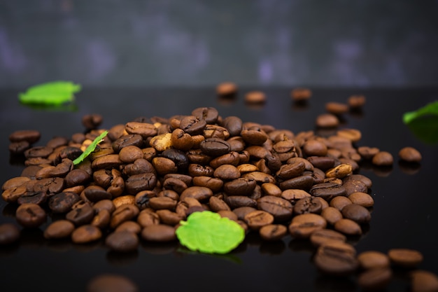 Grãos de café no escuro